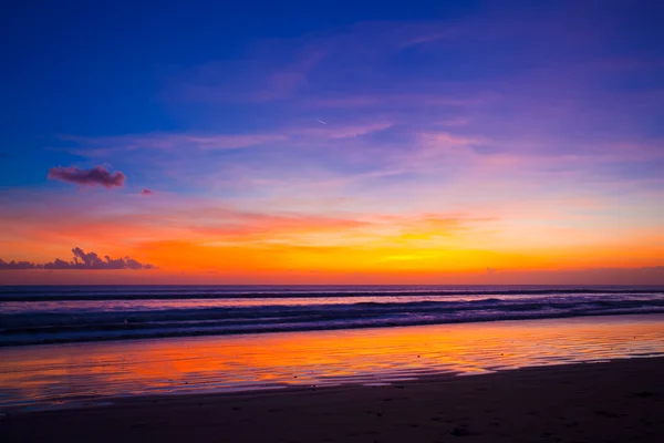 海滩上的热带落日. 图库图片
