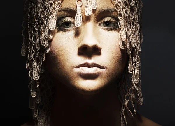 Legant 현대 곱슬 헤어스타일으로 아름 다운 여자 — 스톡 사진