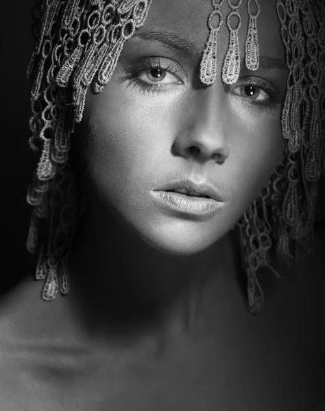 Güzel bir kadın ile modern kıvırcık saç modeli — Stok fotoğraf