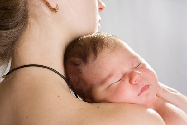 Moeder met slepping baby — Stockfoto