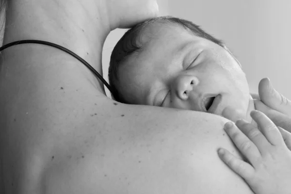 Foto van moeder met slepping baby — Stockfoto