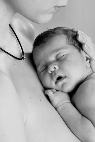 Foto van moeder met slepping baby — Stockfoto