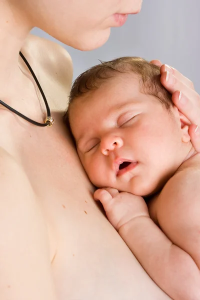 Mãe com bebê adormecido — Fotografia de Stock
