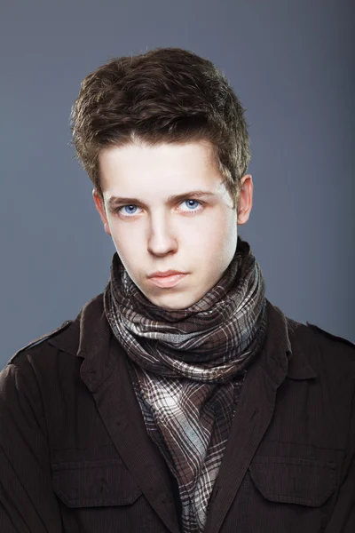 Uomo con camicia elegante e sciarpa — Foto Stock