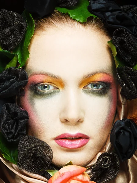 Linda loira com uma coroa de flores na cabeça — Fotografia de Stock