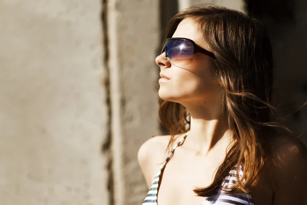 Frauenporträt mit Sonnenbrille — Stockfoto