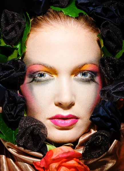 Hermosa rubia con una corona de flores en la cabeza —  Fotos de Stock