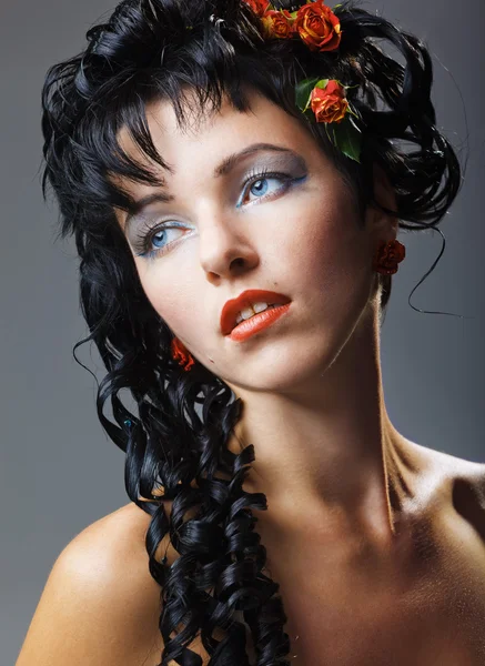 Mulher glamour com penteado encaracolado moderno e maquiagem brilhante — Fotografia de Stock
