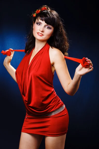 Szép lány piros ruhában. — Stock Fotó