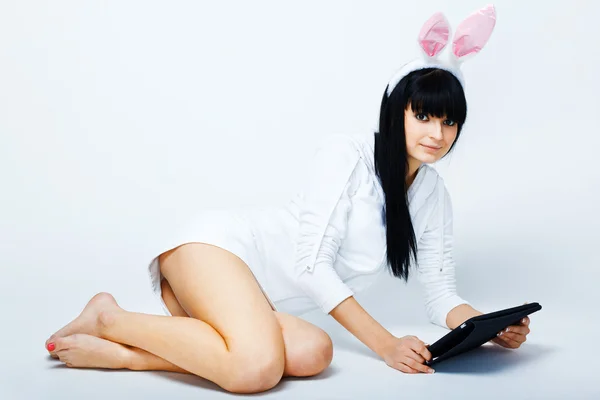 Jeune femme assise avec tablette pc — Photo