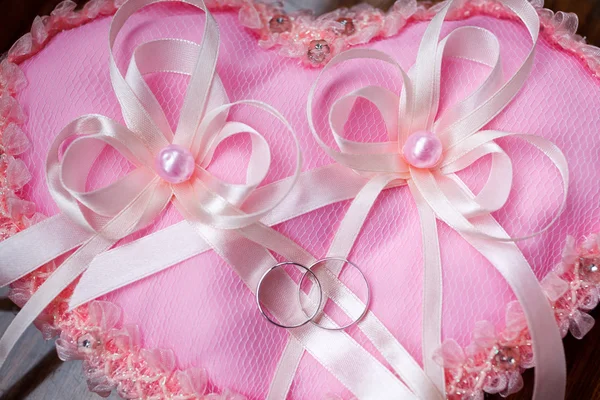 Ringen op de roze pincushion — Stockfoto