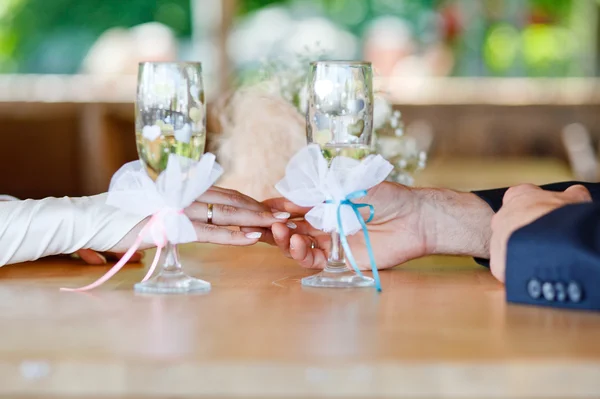 Férfi és a nő kezét az asztalra — Stock Fotó