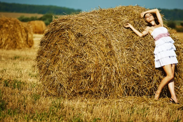 Girl enjoying the nature on fresh straw — Stock Photo, Image