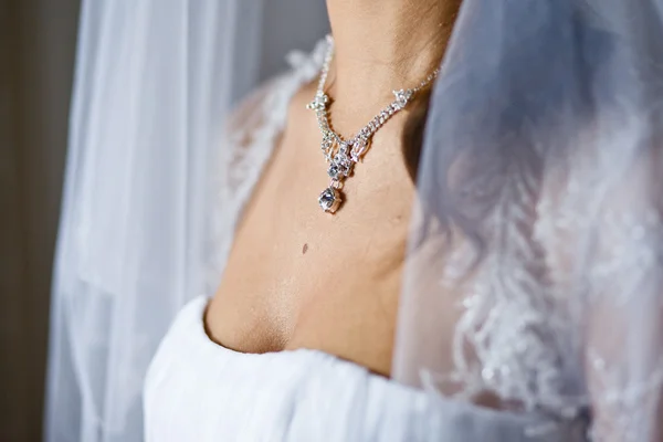 Schmuck am Hals der jungen Braut — Stockfoto