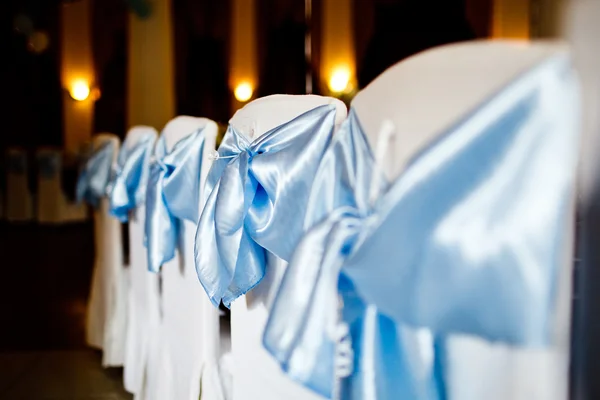 Sillas de boda elegantemente decoradas — Foto de Stock