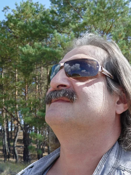 stock image Portrait of a man of forty, wearing sunglasses