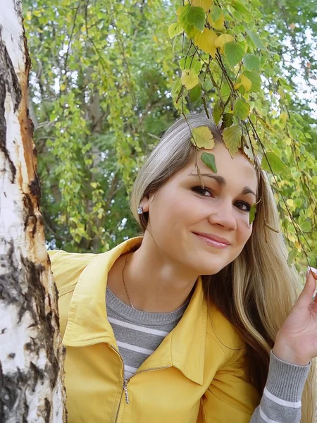 女孩在秋季桦木 — 图库照片