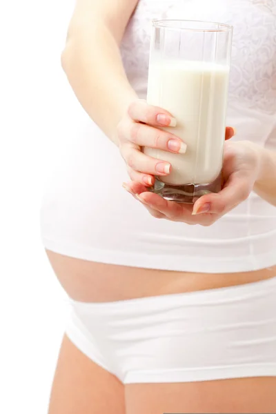 Zwangere vrouw met melk — Stockfoto