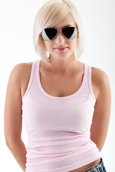 Ξανθιά γυναίκα που φοράει γυαλιά ηλίου — Φωτογραφία Αρχείου