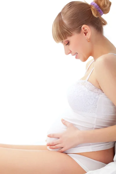 Mulher grávida na cama branca — Fotografia de Stock