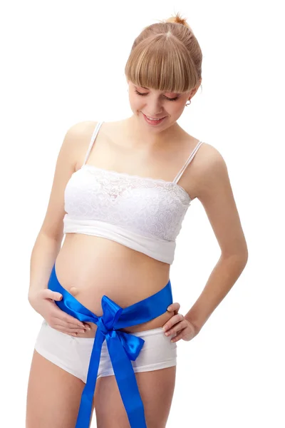 Mulher grávida com arco azul na barriga — Fotografia de Stock