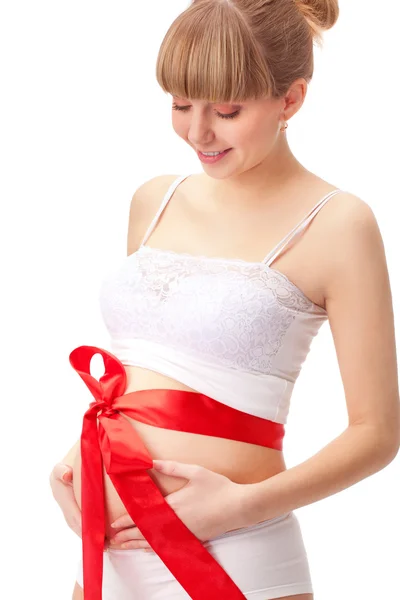 孕妇的肚子上的红色蝴蝶结 — 图库照片