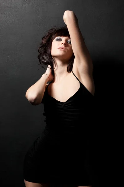 Frau posiert in schwarzem Kleid — Stockfoto