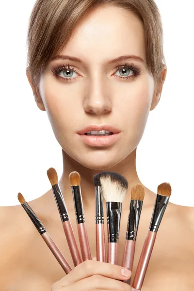 Hermosa mujer sosteniendo cepillos de maquillaje conjunto — Foto de Stock