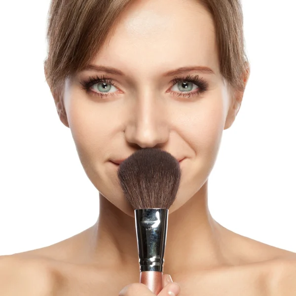 Hermosa mujer sosteniendo maquillaje cepillo — Foto de Stock