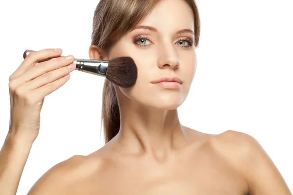 Krásná žena drží make-up štětec — Stock fotografie