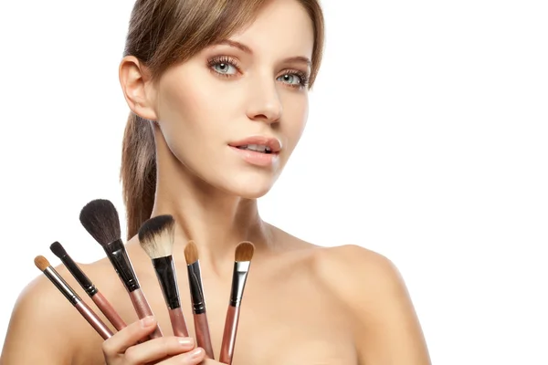 Hermosa mujer sosteniendo cepillos de maquillaje conjunto —  Fotos de Stock