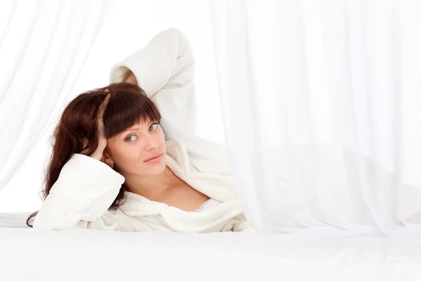 침대에 누워 아름 다운 여자 — 스톡 사진