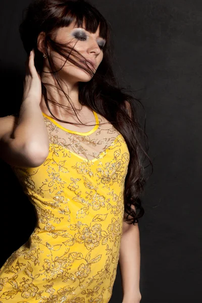 Femme posant portant une robe jaune — Photo