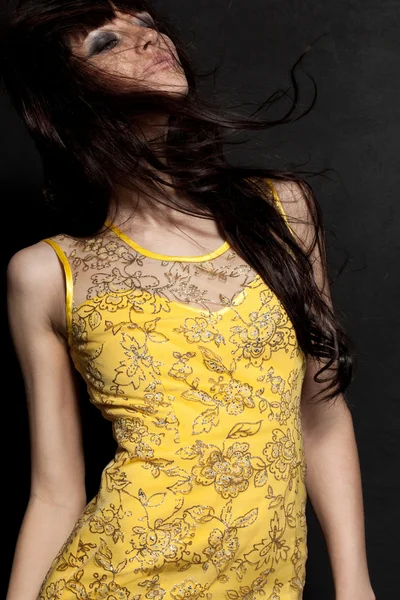 Mulher posando usando vestido amarelo — Fotografia de Stock