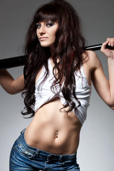 Красивая женщина с бейсбольной битой — стоковое фото