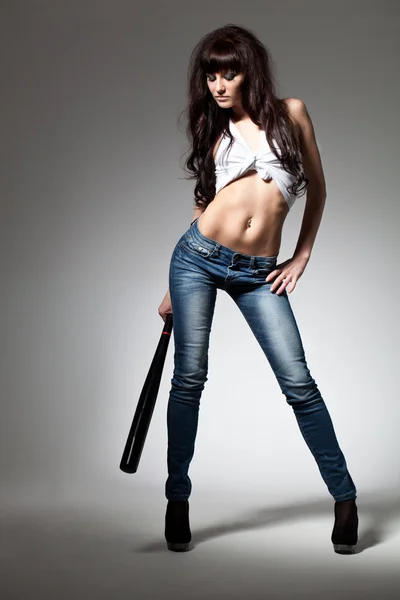 野球バットを持つ美しい女性 — ストック写真