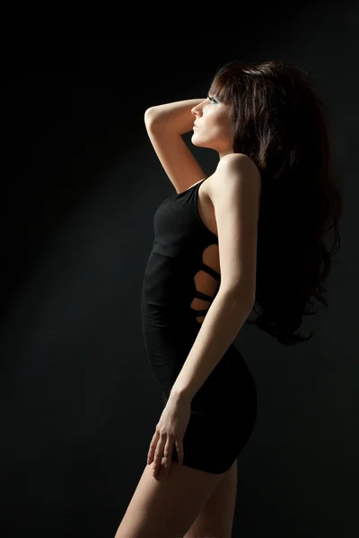 Kadın siyah elbise giyen poz — Stok fotoğraf
