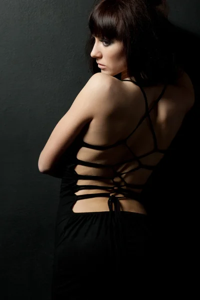 Жінка позує в чорній сукні — стокове фото