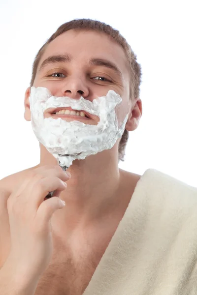 Привлекательный мужчина бреет лицо — стоковое фото
