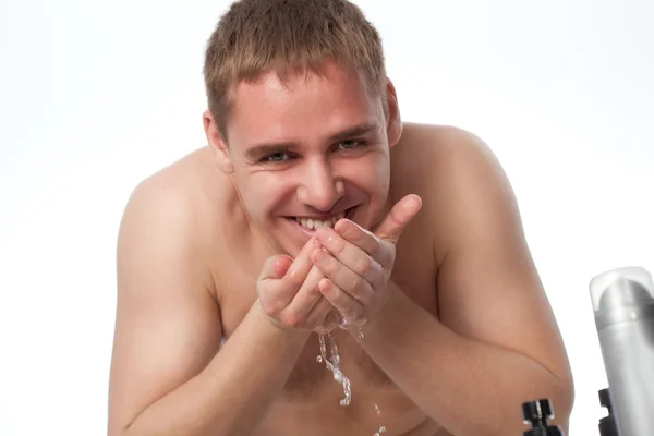 Giovane uomo che si lava il viso — Foto Stock