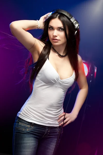 Piękna kobieta dj noszenie słuchawek — Zdjęcie stockowe