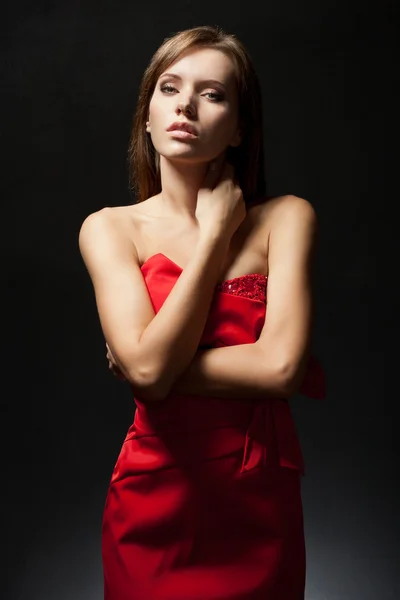 Piros ruhát viselő nő — Stock Fotó