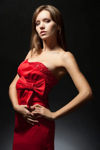 Femme portant une robe rouge — Photo