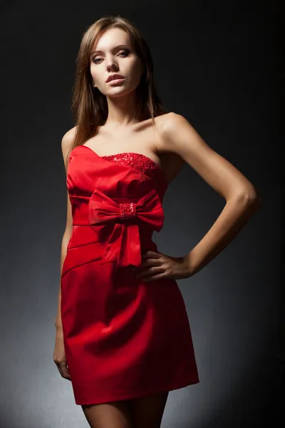 赤いドレスを着た女性 — ストック写真