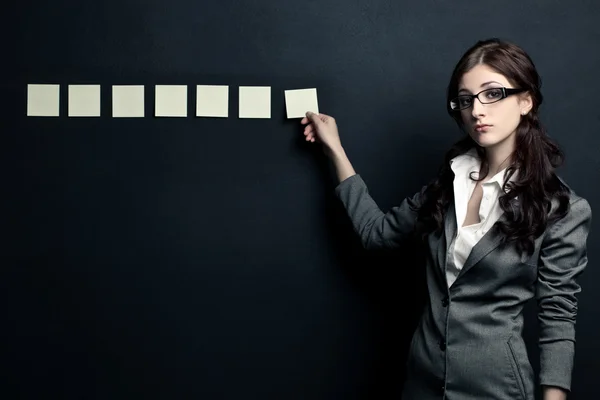 Businesswoman showing sticknotes — Stock Photo, Image