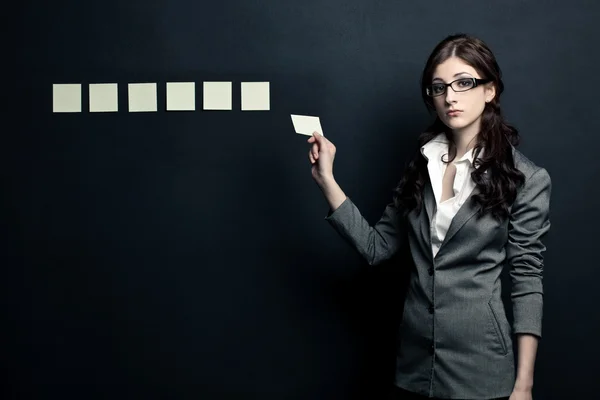 Businesswoman showing sticknotes — Stock Photo, Image