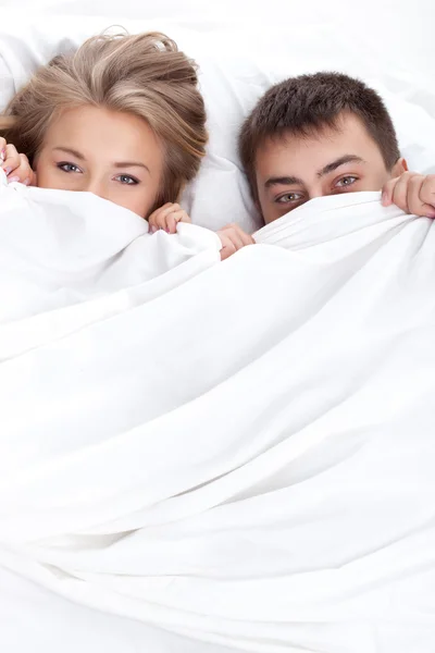 Paar liegt auf weißem Bett — Stockfoto
