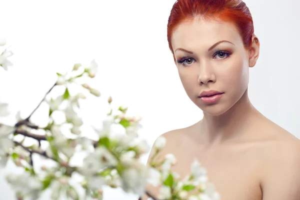 Mooie vrouw portret met bloemen — Stockfoto