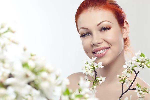 A virágok gyönyörű nő portré — Stock Fotó