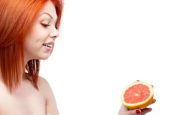 Röd kvinna anläggning grapefrukt — Stockfoto